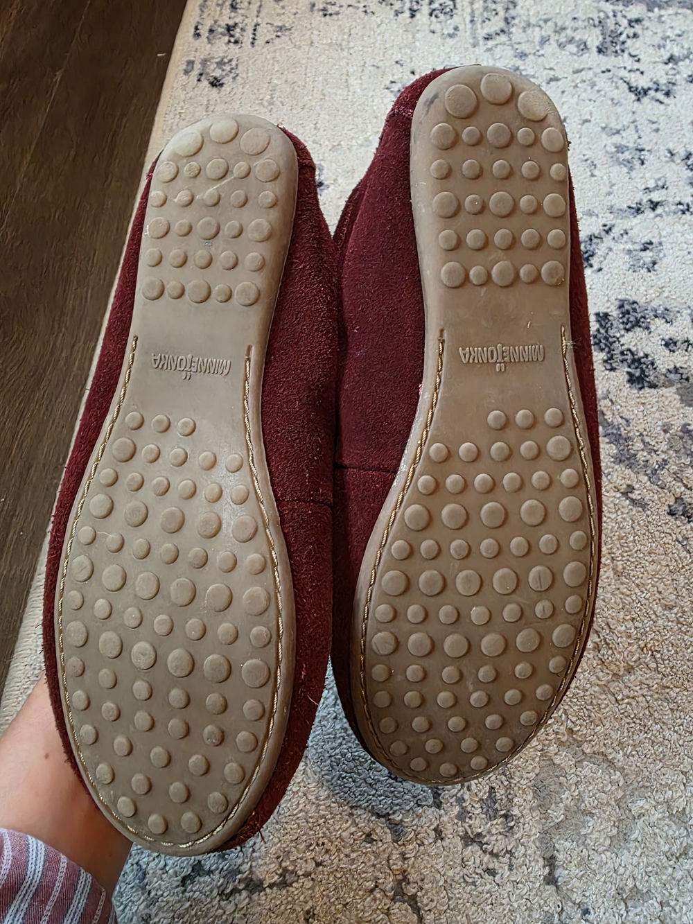 Minnetonka Kilty Hardsole Women's Burgundy Suede Moccasins Sz 9.5 - Picture 3 of 4